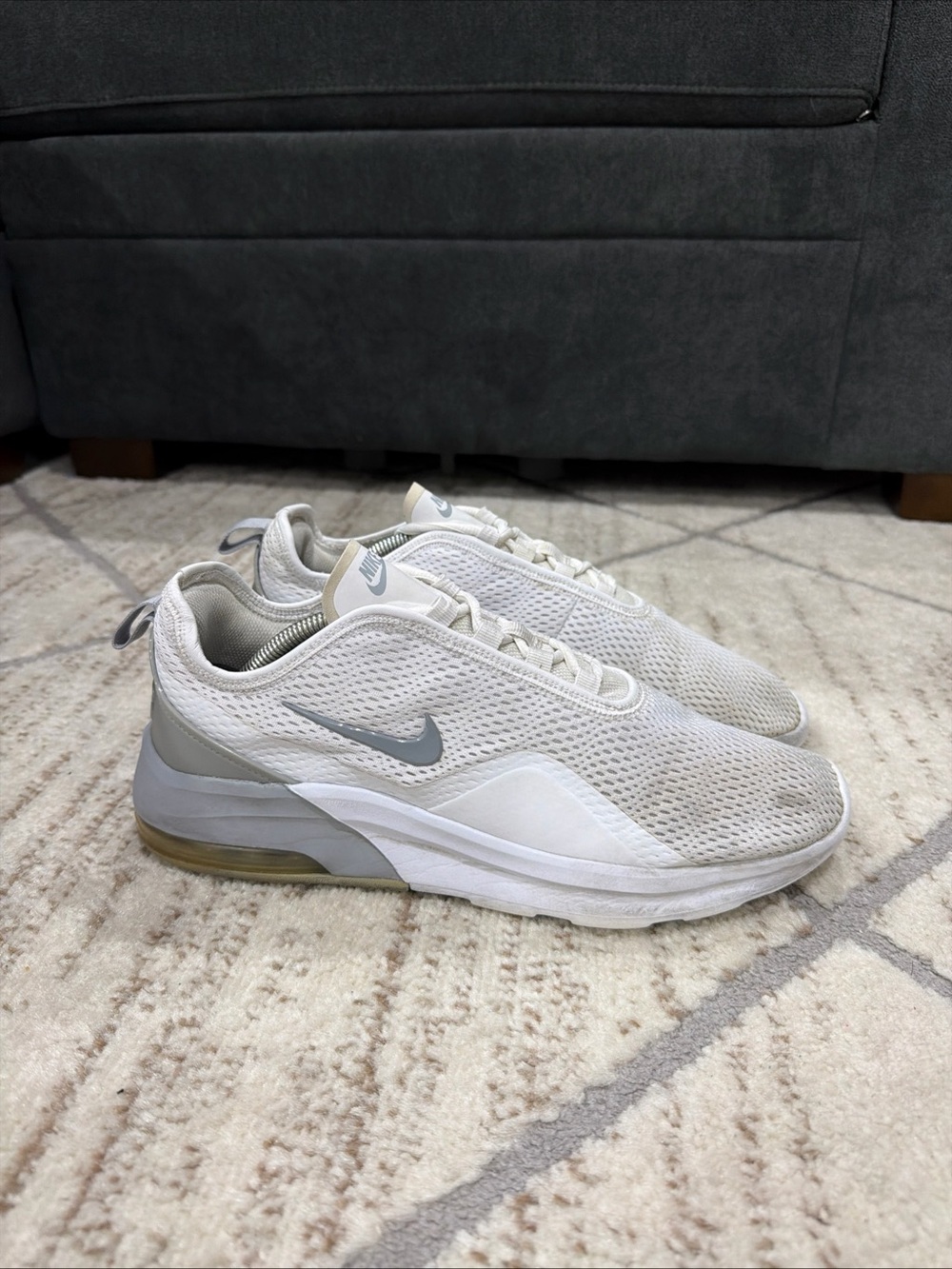 Nike Air Max Motion 2 Gray White Men’s Size 10 AO0266-101 Athletic Running Shoes